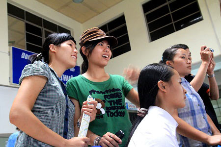 Sĩ tử tấp nập đổ về Hà Nội thi ĐH đợt 2 - 8