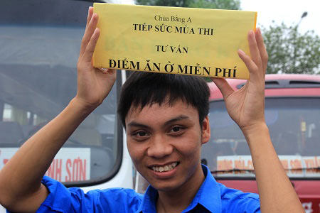 Sĩ tử tấp nập đổ về Hà Nội thi ĐH đợt 2 - 9