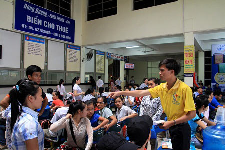 Sĩ tử tấp nập đổ về Hà Nội thi ĐH đợt 2 - 10