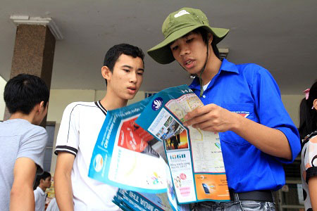 Sĩ tử tấp nập đổ về Hà Nội thi ĐH đợt 2 - 12