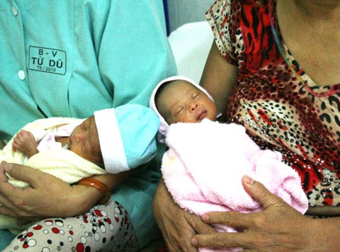 Ngắm các bé gái trong ca sinh 4 hi hữu - 3