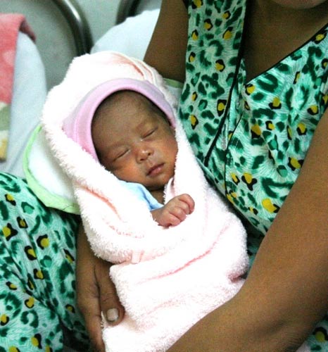 Ngắm các bé gái trong ca sinh 4 hi hữu - 4