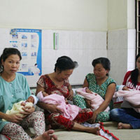 Tin tức trong ngày - Ngắm các bé gái trong ca sinh 4 hi hữu