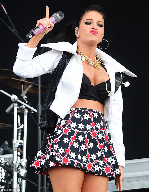 Vòng 1 "xộc xệch" của Miley Cyrus - 10