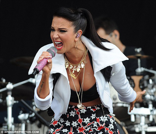 Vòng 1 "xộc xệch" của Miley Cyrus - 9