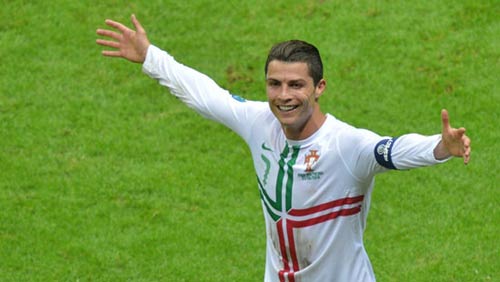 QBV FIFA 2012: Ronaldo thắng Messi? - 2