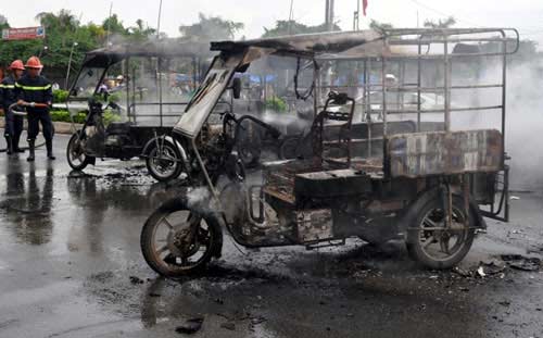 Xô xát trong nhà hàng, 6 xe ba bánh cháy rụi - 2