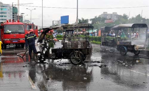 Xô xát trong nhà hàng, 6 xe ba bánh cháy rụi - 3