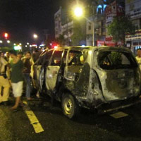 Taxi bốc cháy, 5 người thoát chết