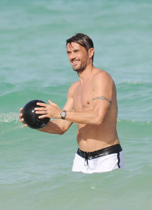 Vợ chồng Maldini mặn nồng trong sóng biển - 9