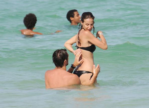 Vợ chồng Maldini mặn nồng trong sóng biển - 2