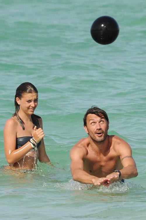 Vợ chồng Maldini mặn nồng trong sóng biển - 3