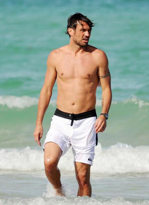 Vợ chồng Maldini mặn nồng trong sóng biển - 6