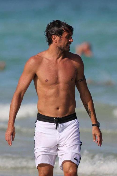 Vợ chồng Maldini mặn nồng trong sóng biển - 7