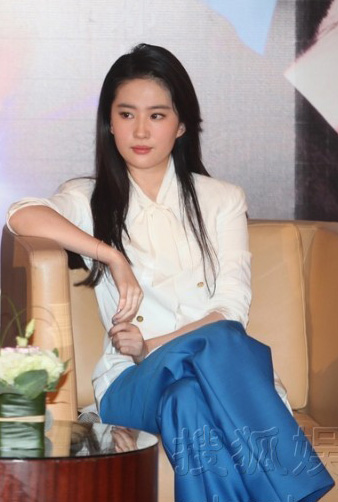 "Tiểu long nữ" trở lại hình ảnh dịu hiền - 6