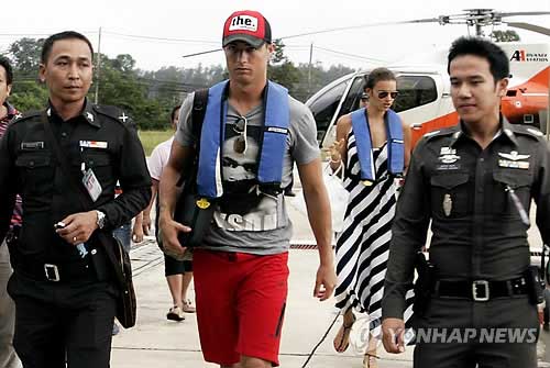 Ronaldo cùng bồ "đại náo" Thái Lan - 2