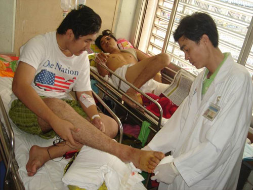 Đâm phải trâu, xe du lịch VN lật ở Campuchia - 2