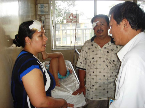 Đâm phải trâu, xe du lịch VN lật ở Campuchia - 3