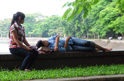 Sĩ tử nghỉ trưa trong… công viên - 4