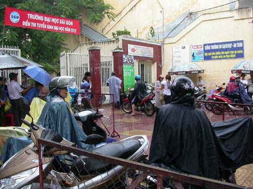 Thí sinh hồ hởi với đề Toán, Lịch Sử - 13