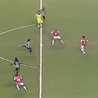 Bóng đá - Video: Cú vô lê thần sầu