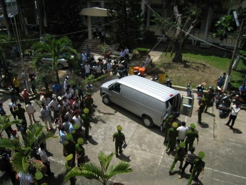 Vụ đánh cờ bạc tỷ: "Quan" khóc tại tòa - 2