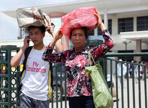 Sĩ tử "đội nắng" về quê - 2