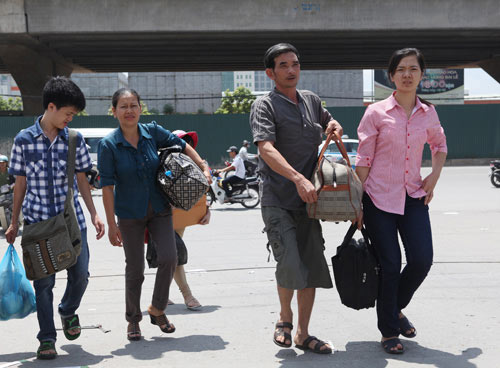 Sĩ tử "đội nắng" về quê - 4