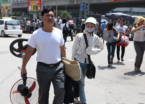 Sĩ tử "đội nắng" về quê - 5