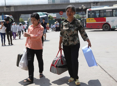 Sĩ tử "đội nắng" về quê - 7