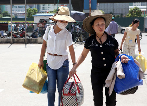 Sĩ tử "đội nắng" về quê - 11