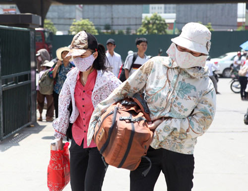 Sĩ tử "đội nắng" về quê - 8