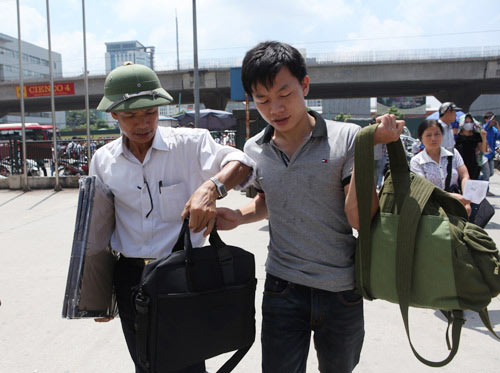 Sĩ tử "đội nắng" về quê - 9