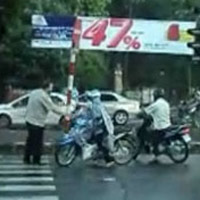 Tin tức trong ngày - Tâm sự của ông Tây phân làn đường ở HN