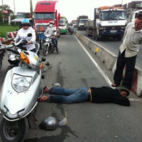 Tin tức trong ngày - Người đi đường bỏ mặc nạn nhân TNGT