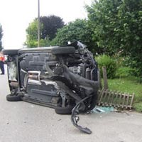 Tin tức trong ngày - Thụy Sĩ: Em bé trong bụng mẹ đạp… lật xe ô tô