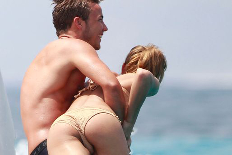 Thậm chí trước sự gợi cảm của cô bồ xinh đẹp,  Ann-Kathrin Vida, ngôi sao 20 tuổi đã có những phút hớ hênh.