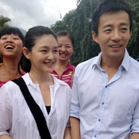  - Vợ chồng Từ Hy Viên giản dị đi từ thiện