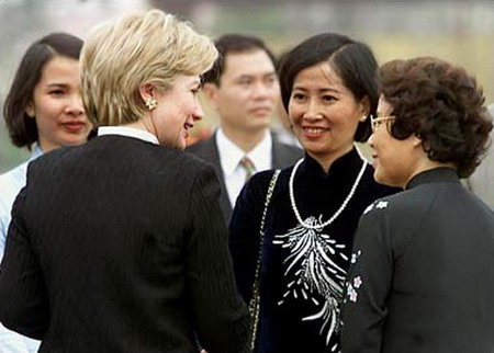 Hình ảnh "độc" của bà Hillary Clinton ở VN - 1