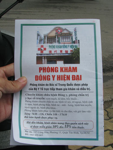 Phòng khám TQ tung “sách nổ” ra đường - 2