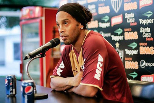 Ronaldinho mất hơn 15 tỷ vì... lon nước - 1