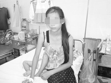 Kỳ lạ bé gái mang 2 cơ quan sinh dục - 1