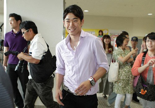 Tân binh của MU bị quây ở sân bay - 1