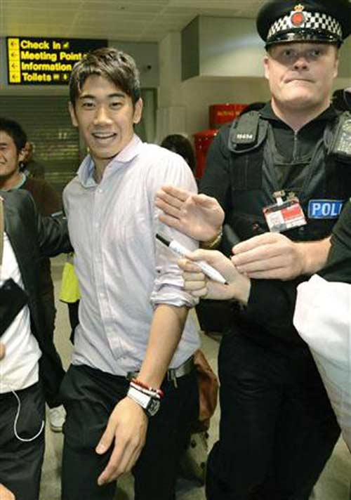 Tân binh của MU bị quây ở sân bay - 5