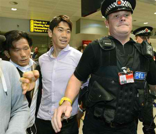 Tân binh của MU bị quây ở sân bay - 6