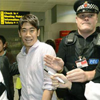 Bóng đá - Tân binh của MU bị quây ở sân bay