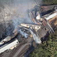 Tin tức trong ngày - Mỹ: Đoàn tàu 98 toa trật bánh, cháy dữ dội