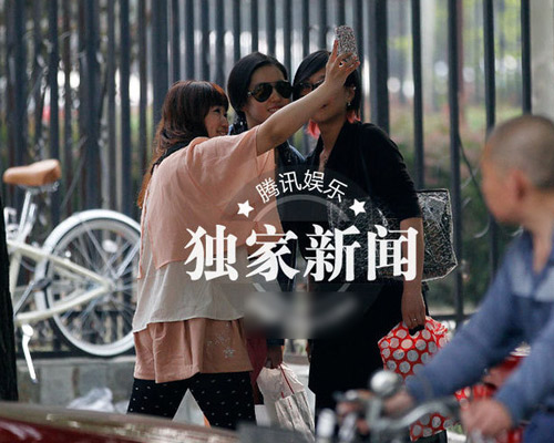 "Siêu vòng 1" bị yêu cầu mặc kín đáo - 13