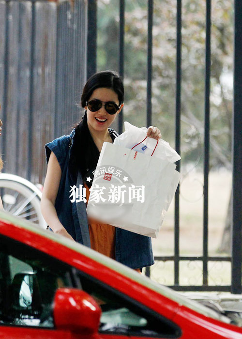 "Siêu vòng 1" bị yêu cầu mặc kín đáo - 11