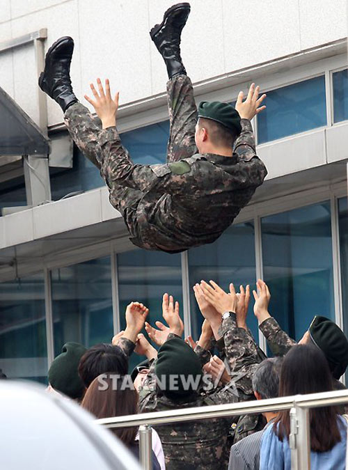 Chàng điển trai Kim Ji Hoon xuất ngũ - 3